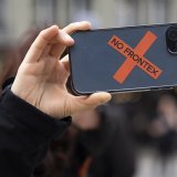 Le comité référendaire NoFrontex estime que la Suisse, via Frontex, a une part de responsabilité dans la violence, la misère et la mort aux frontières extérieures de l'espace Schengen.